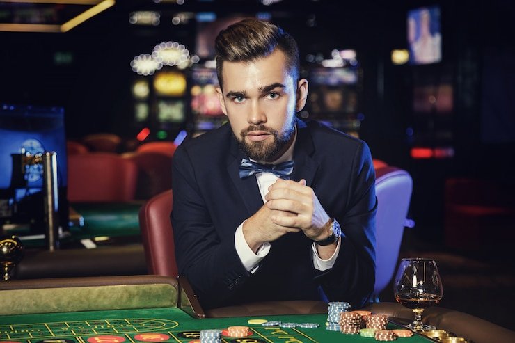 Live host at Fa Cai Shen Deluxe game table with spinning wheel broadcast on pastiwin