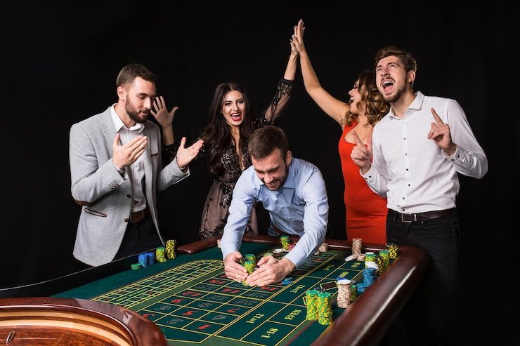 Live roulette wheel broadcast with betting board overlay on pastiwin app